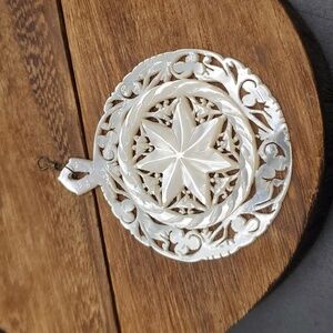heirloom mother‎ of pearl hand carved collectible pendant P116